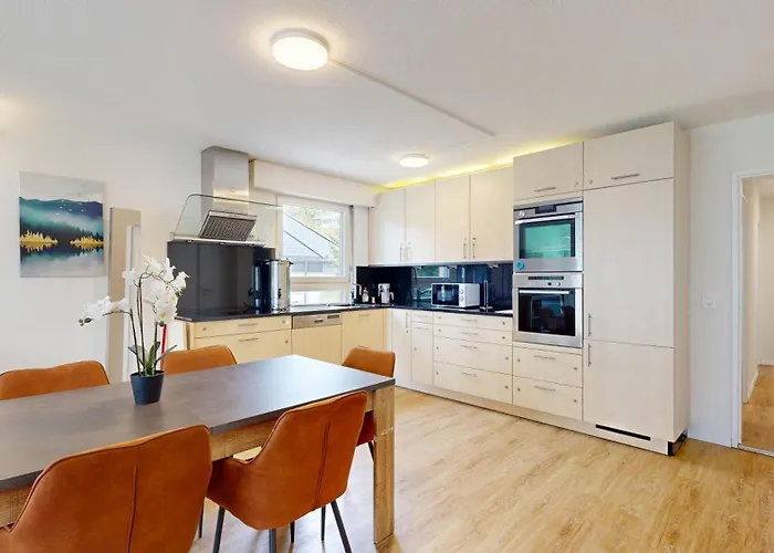 Grosszuegige 4 Schlafzimmer In Bergblick Zentrale Lage Apartment *